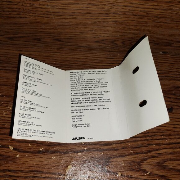 Milli Vanilli - Girl You Know It's True on cassette (1989, Arista Records) - Picture 4 of 5